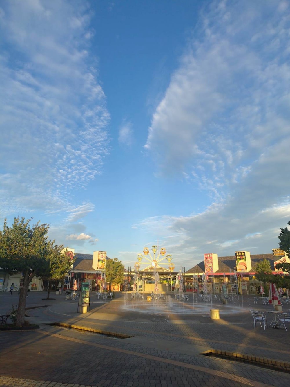 ブルー系のその他パンツ、ブラック系のTシャツ/カットソー、ブラック系のトップスを着用したメンズの秋コーディネートの3枚目の写真