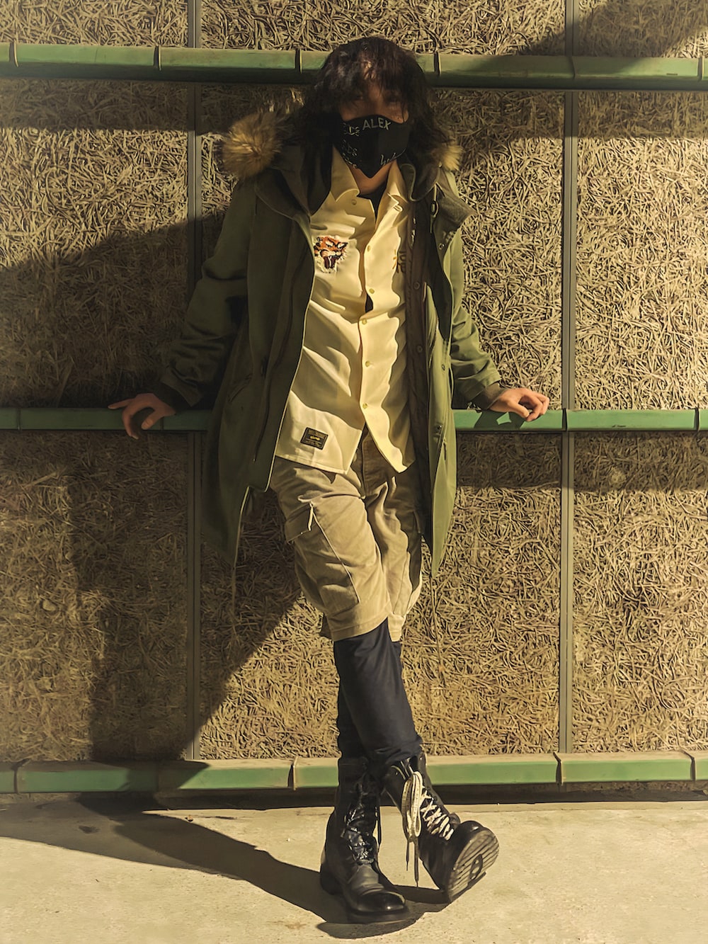 グリーン系のモッズコート、ホワイト系のシャツ/ブラウス、グリーン系のカーゴパンツを着用したメンズの冬コーディネートの2枚目の写真