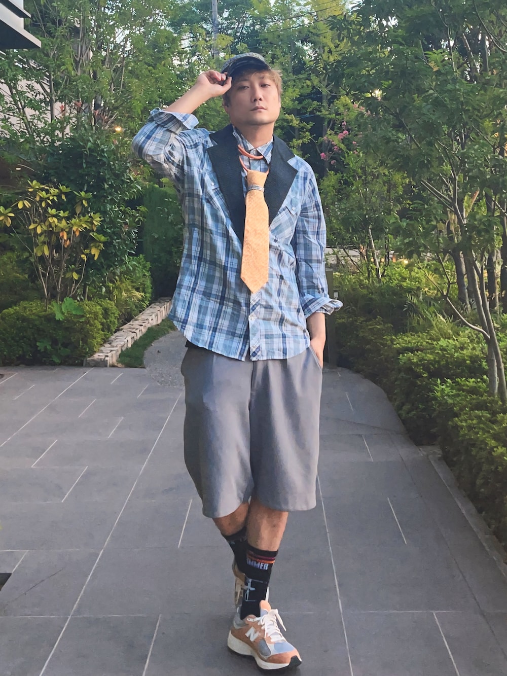 ブルー系のシャツ/ブラウス、イエロー系のネクタイ、ブラウン系のスニーカーを着用したメンズの秋コーディネートの3枚目の写真