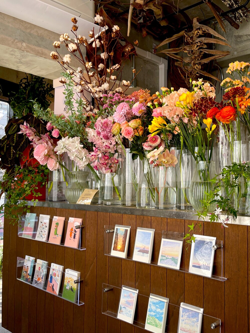 ベージュ系のシャツ/ブラウス、イエロー系のシャツ/ブラウス、ブラック系のノーカラージャケットを着用したメンズの春コーディネートの5枚目の写真