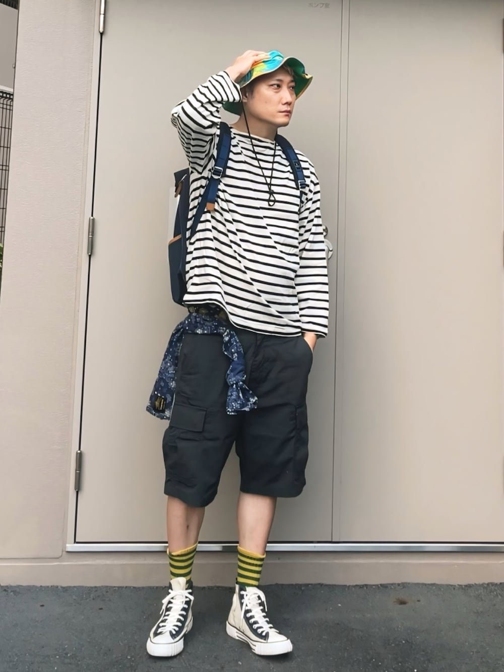 ホワイト系のTシャツ/カットソー、ブルー系のバックパック/リュック、ブラック系のカーゴパンツを着用したメンズの夏コーディネートの3枚目の写真