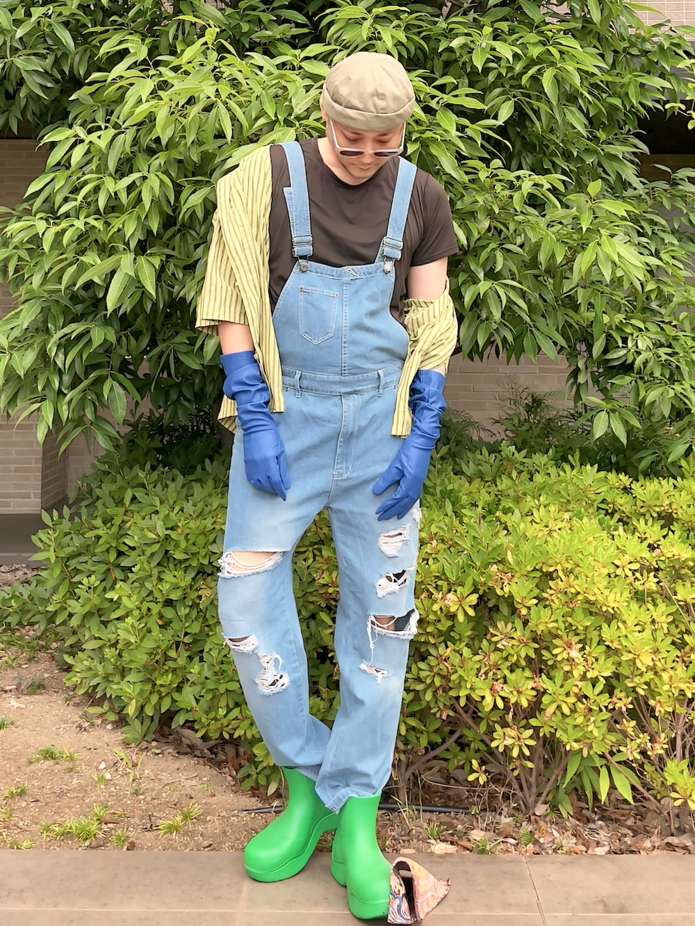 その他の蝶ネクタイ、グリーン系のシャツ/ブラウス、ブルー系のサロペット/オーバーオールを着用したメンズの夏コーディネートの2枚目の写真