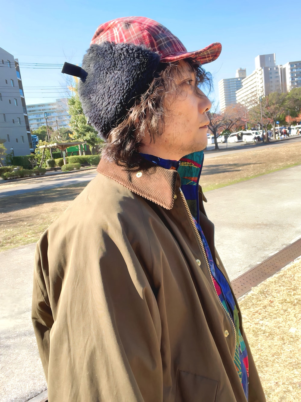 ブラック系のTシャツ/カットソー、ホワイト系のポロシャツ、その他のブルゾンを着用したメンズの冬コーディネートの4枚目の写真