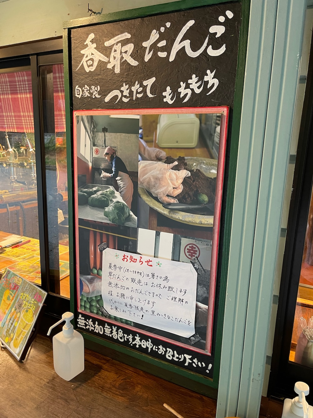 ピンク系のTシャツ/カットソー、ブルー系のバックパック/リュック、ブラック系のスラックスを着用したメンズの夏コーディネートの3枚目の写真