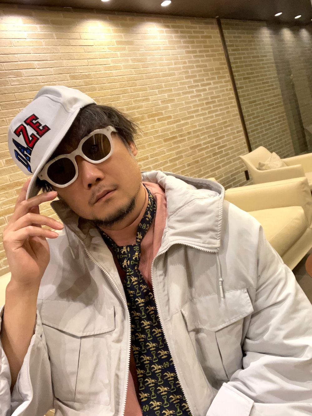 ホワイト系のダウンジャケット/コート、ホワイト系のその他パンツ、ベージュ系のスニーカーを着用したメンズの冬コーディネートの3枚目の写真