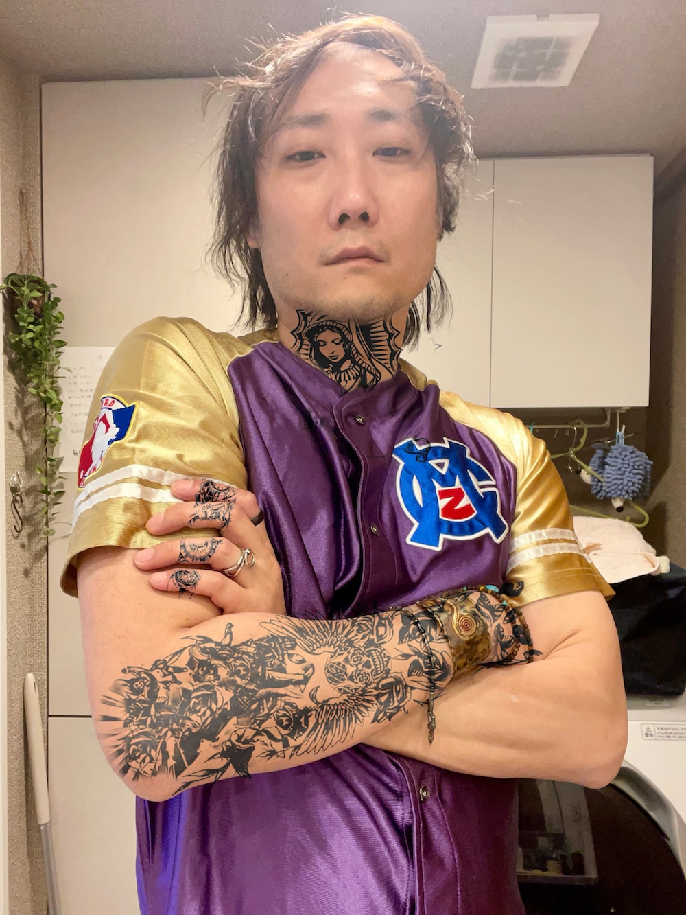 パープル系のシャツ/ブラウス、その他のその他パンツ、シルバー系のスニーカーを着用したメンズの冬コーディネートの5枚目の写真