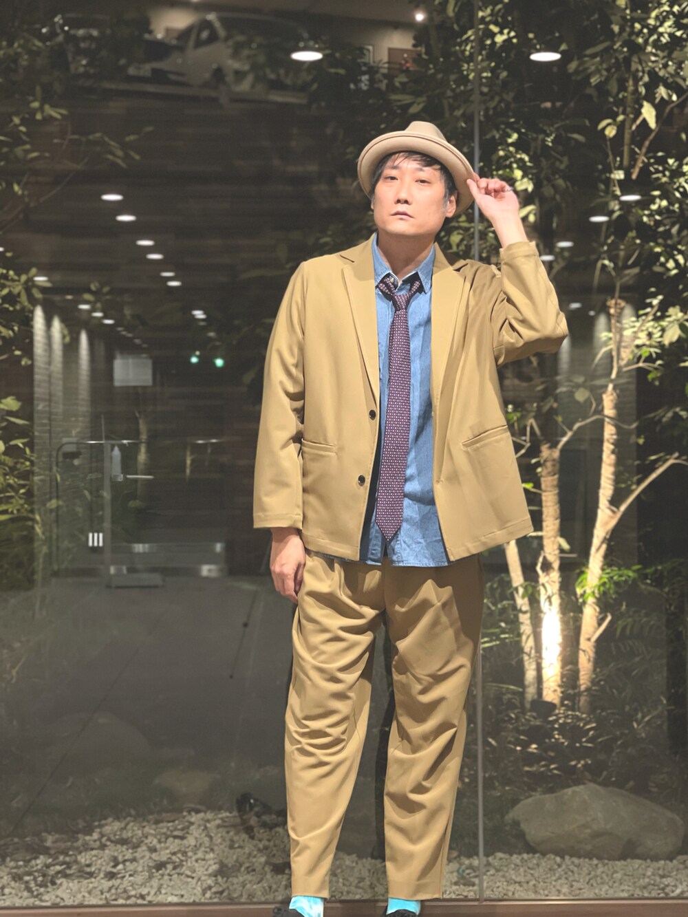 パープル系のネクタイ、ブルー系のシャツ/ブラウス、ベージュ系のスラックスを着用したメンズの冬コーディネートの4枚目の写真