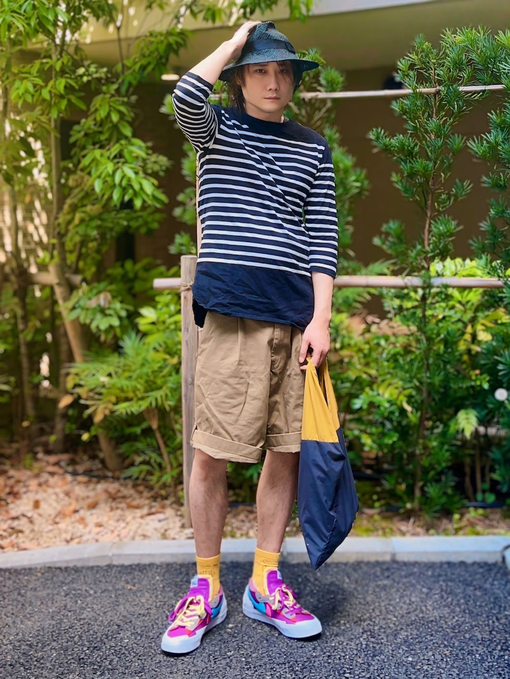 ブラック系のTシャツ/カットソー、ベージュ系のパンツ、その他のトートバッグを着用したメンズの春コーディネートの2枚目の写真