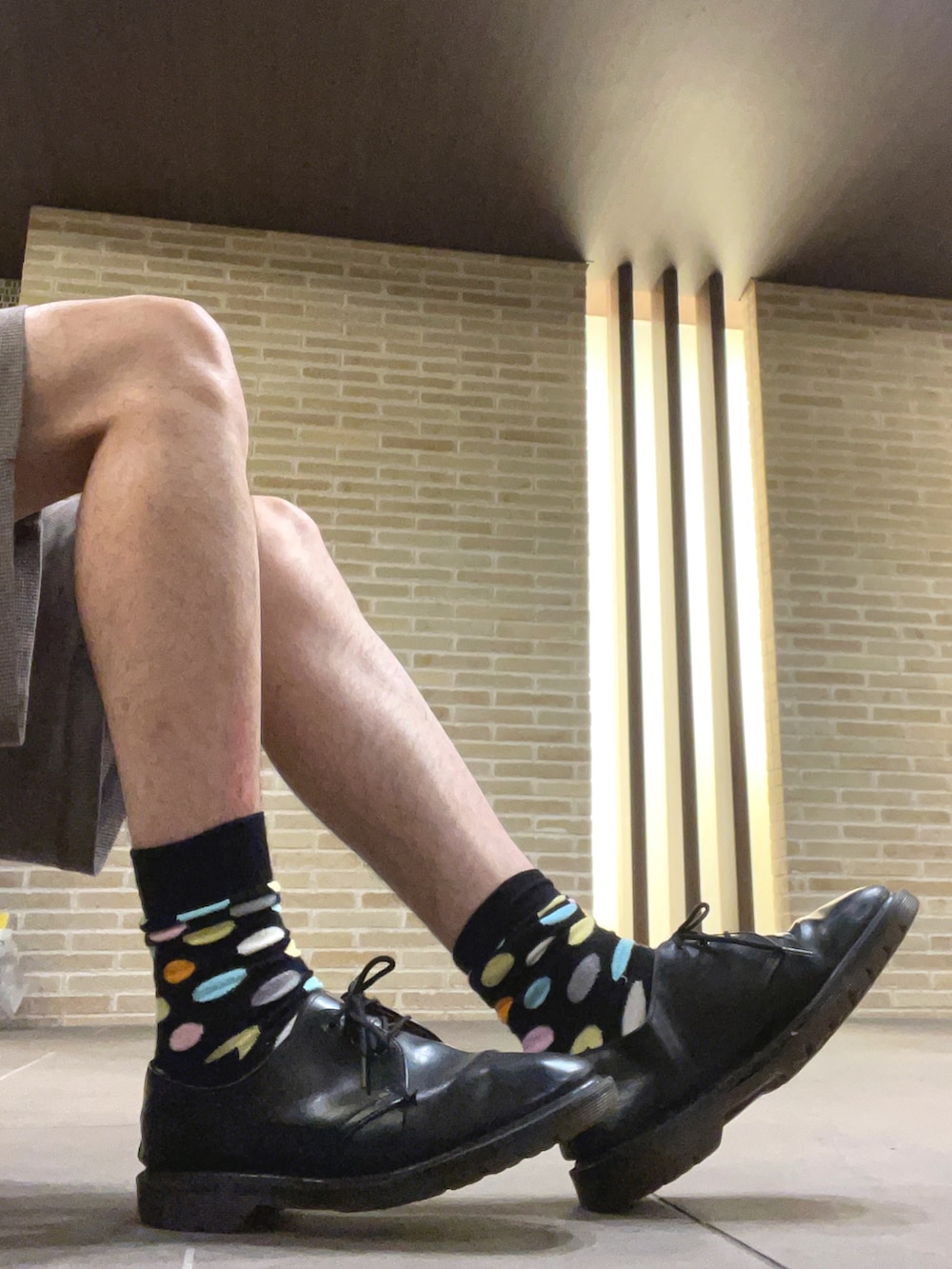 ブラック系のライダースジャケット、グリーン系のショルダーバッグ、ブラック系のその他シューズを着用したメンズの夏コーディネートの5枚目の写真