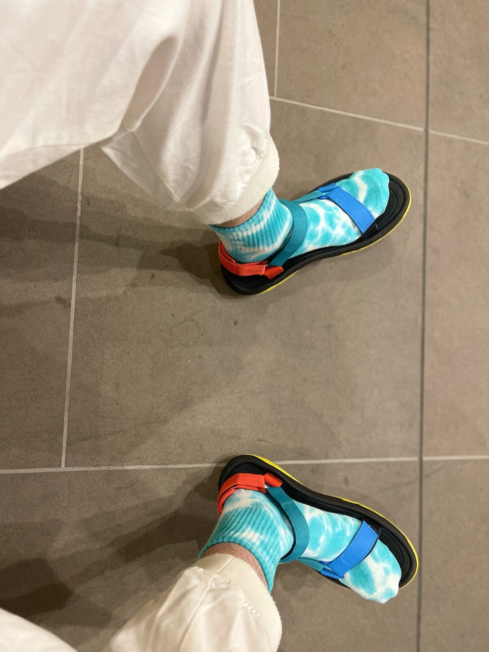 グリーン系のニット/セーター、ピンク系のパーカー、ホワイト系のその他パンツを着用したメンズの春コーディネートの4枚目の写真