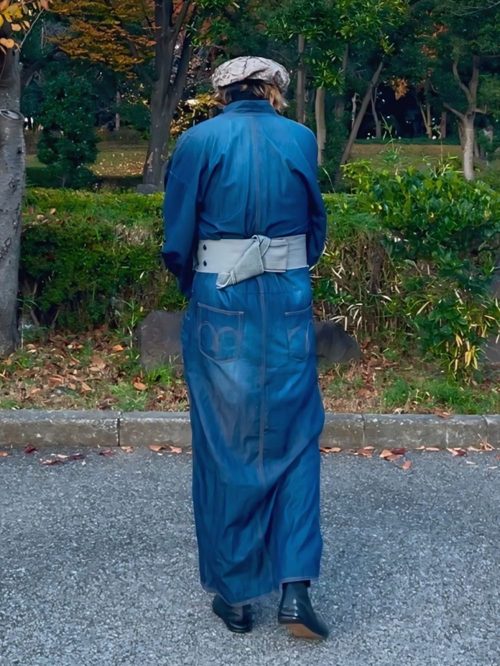 ブラック系のTシャツ/カットソー、ブルー系のバッグ、ブラック系のその他パンツを着用したメンズの冬コーディネートの2枚目の写真