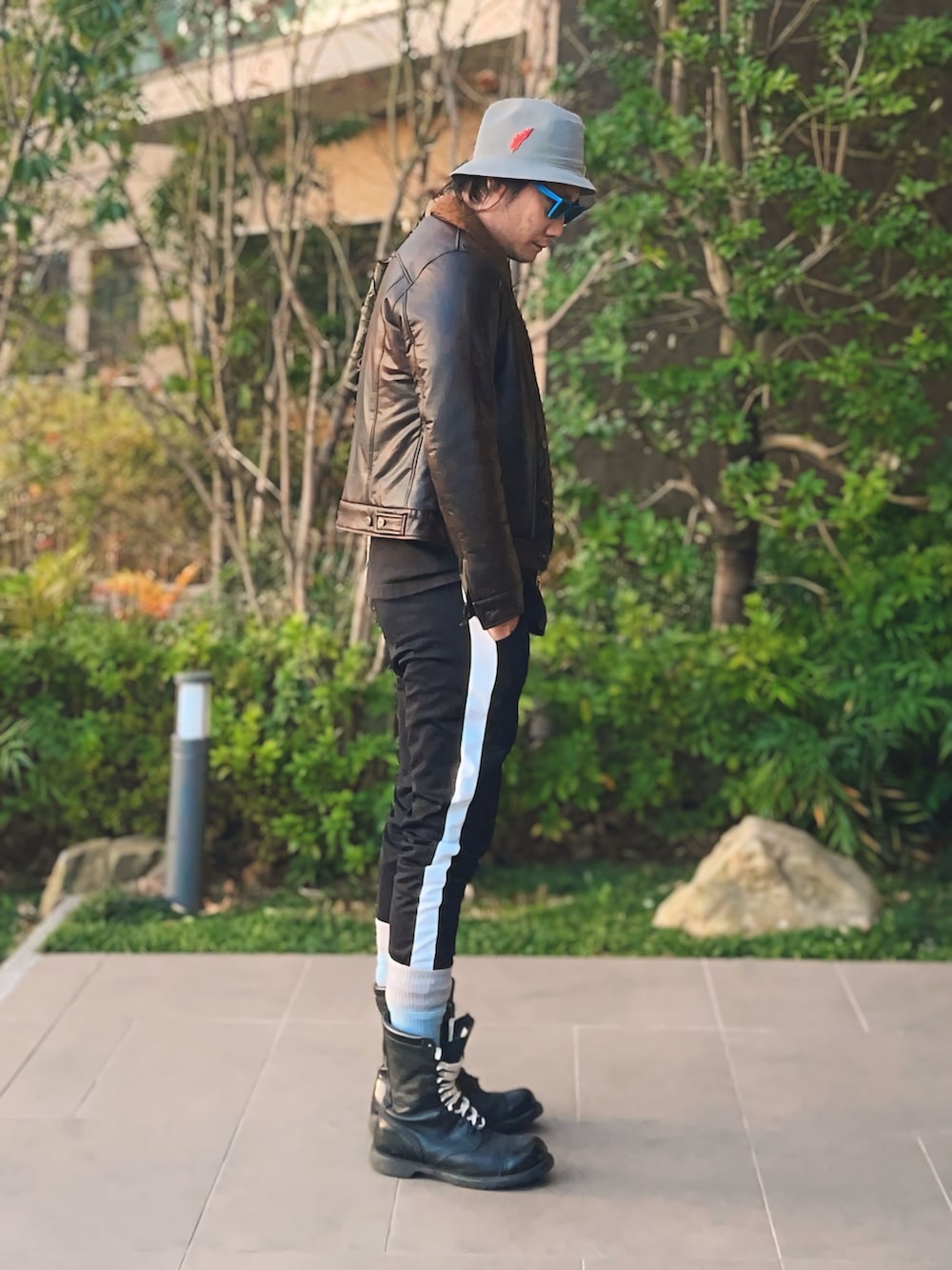 ブラック系のTシャツ/カットソー、ブラック系のジャケット/アウター、ブラック系のその他パンツを着用したメンズの冬コーディネートの3枚目の写真