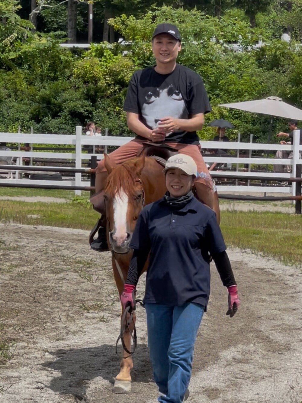 ブラック系のTシャツ/カットソー、ブラウン系のルームウェア/パジャマ、ブラック系のキャップを着用したメンズの夏コーディネートの4枚目の写真
