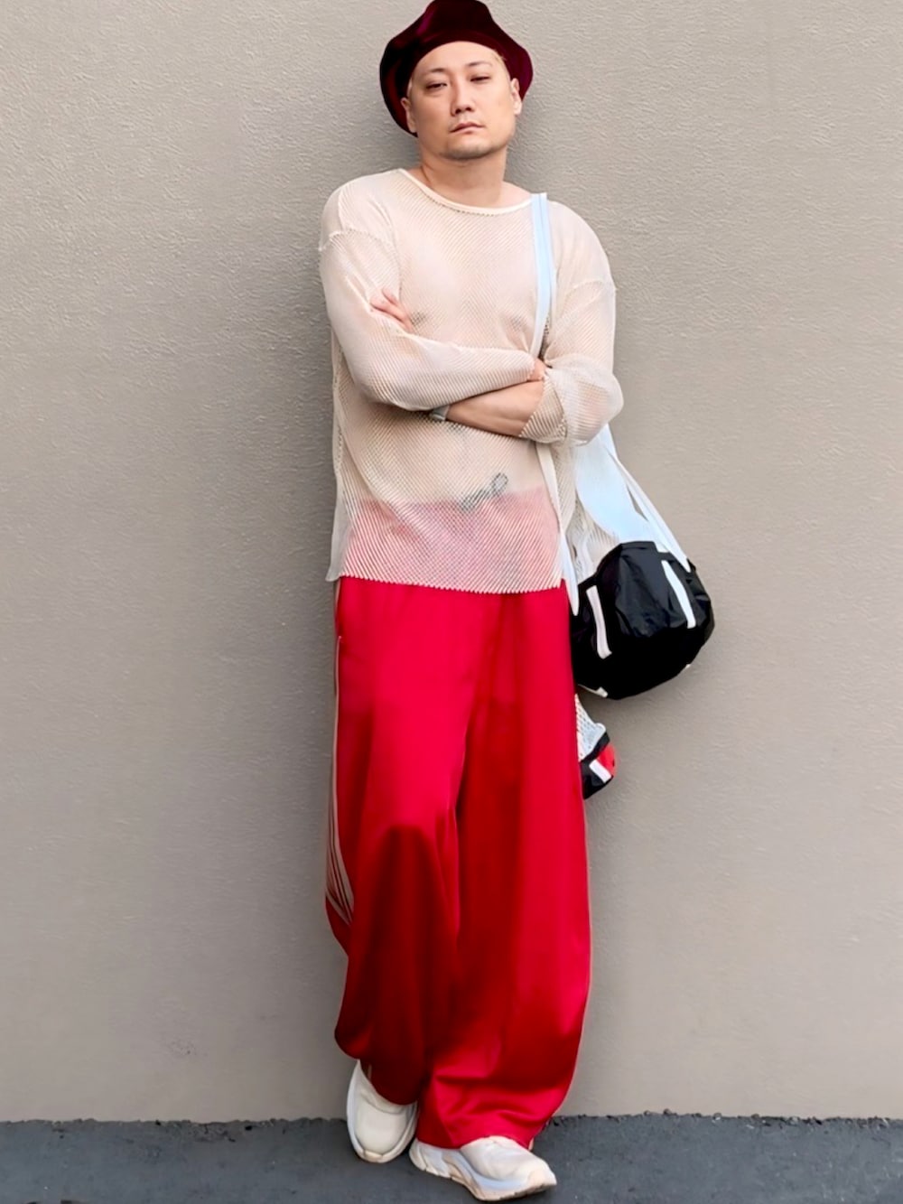 ベージュ系のTシャツ/カットソー、ブラック系のトートバッグ、レッド系のその他パンツを着用したメンズの夏コーディネートの4枚目の写真