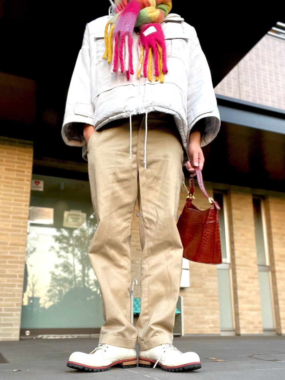 ホワイト系のダウンジャケット/コート、ベージュ系のチノパンツ、ホワイト系のドレスシューズを着用したメンズの冬コーディネートの5枚目の写真