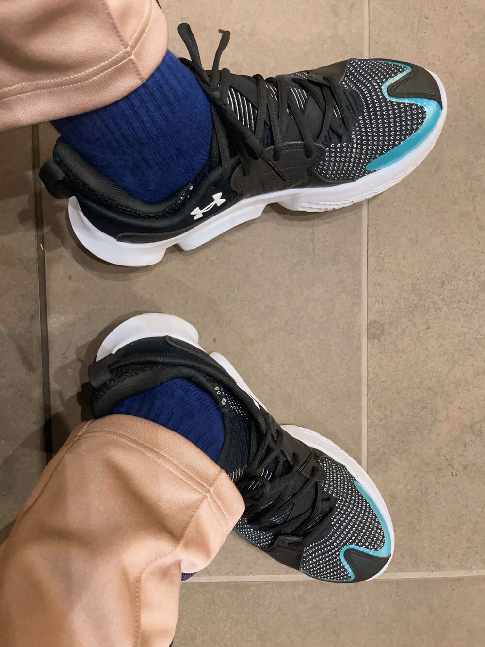 ブルー系のシャツ/ブラウス、ブルー系のモッズコート、その他のその他パンツを着用したメンズの秋コーディネートの5枚目の写真