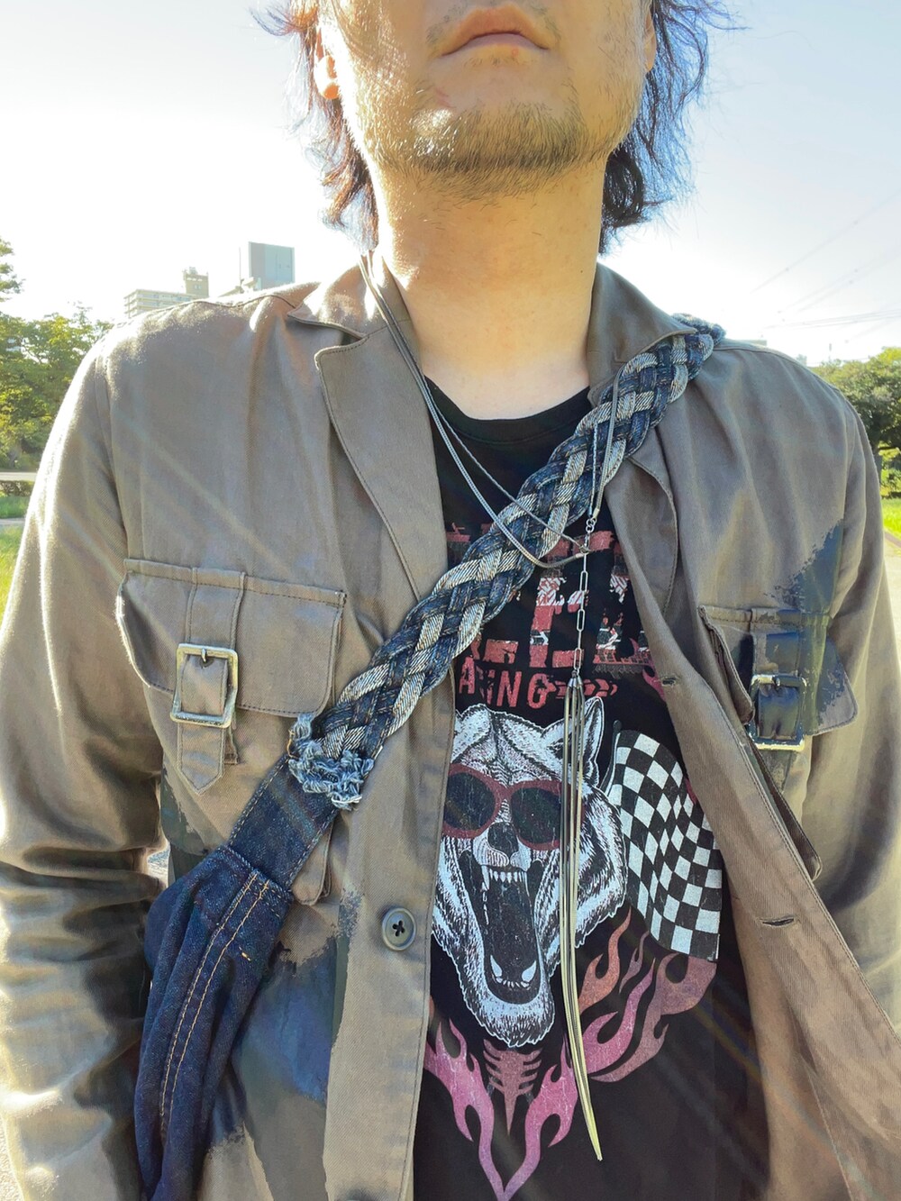 ブラック系のTシャツ/カットソー、その他のテーラードジャケット、ブルー系のショルダーバッグを着用したメンズの秋コーディネートの3枚目の写真