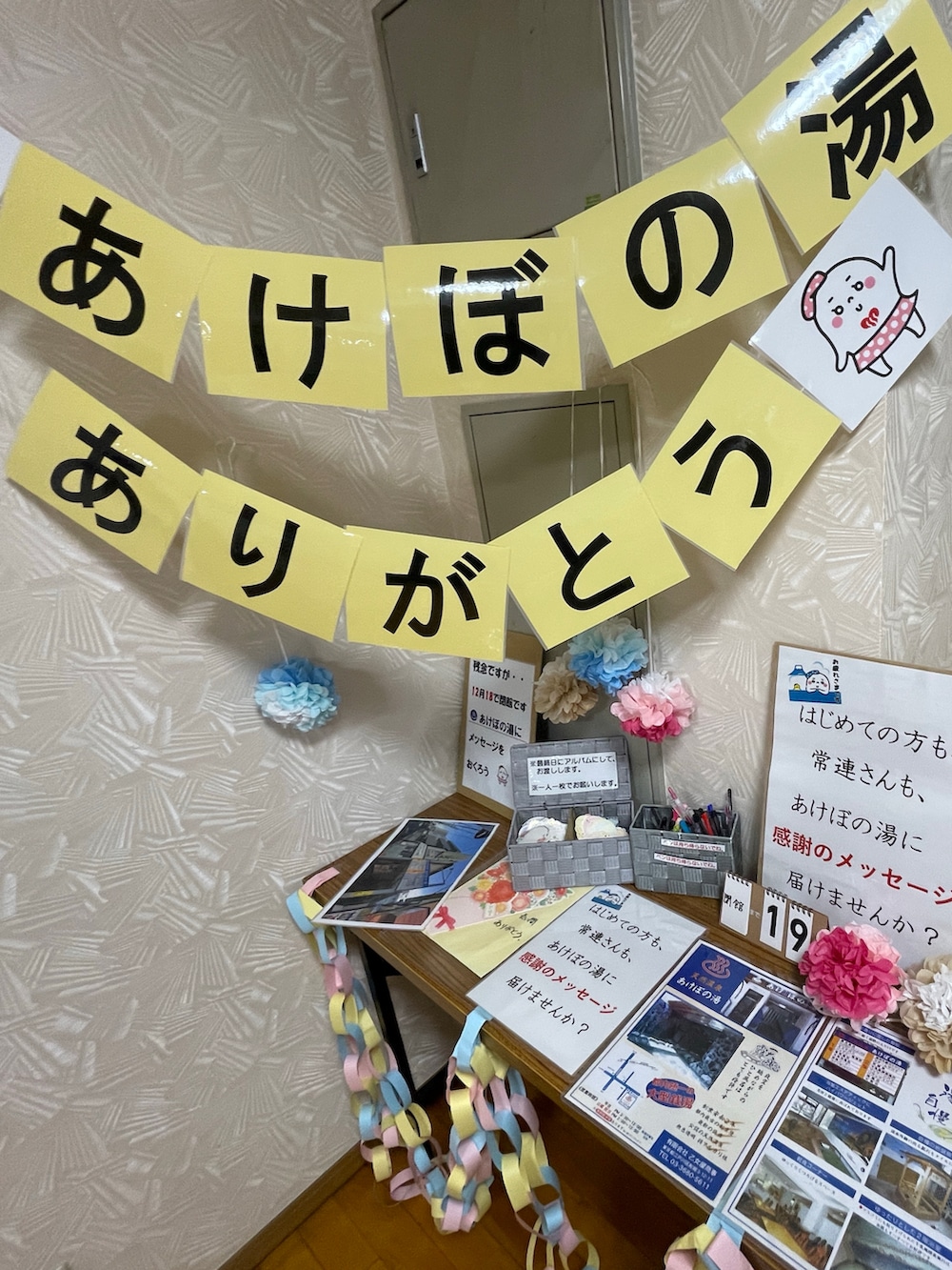 ブラック系のTシャツ/カットソー、ブルー系のバッグ、ブラック系のその他パンツを着用したメンズの冬コーディネートの4枚目の写真