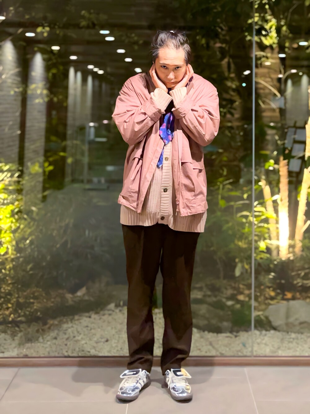 ピンク系のTシャツ/カットソー、ピンク系のカーディガン/ボレロ、ピンク系のジャケット/アウターを着用したメンズの冬コーディネートの3枚目の写真