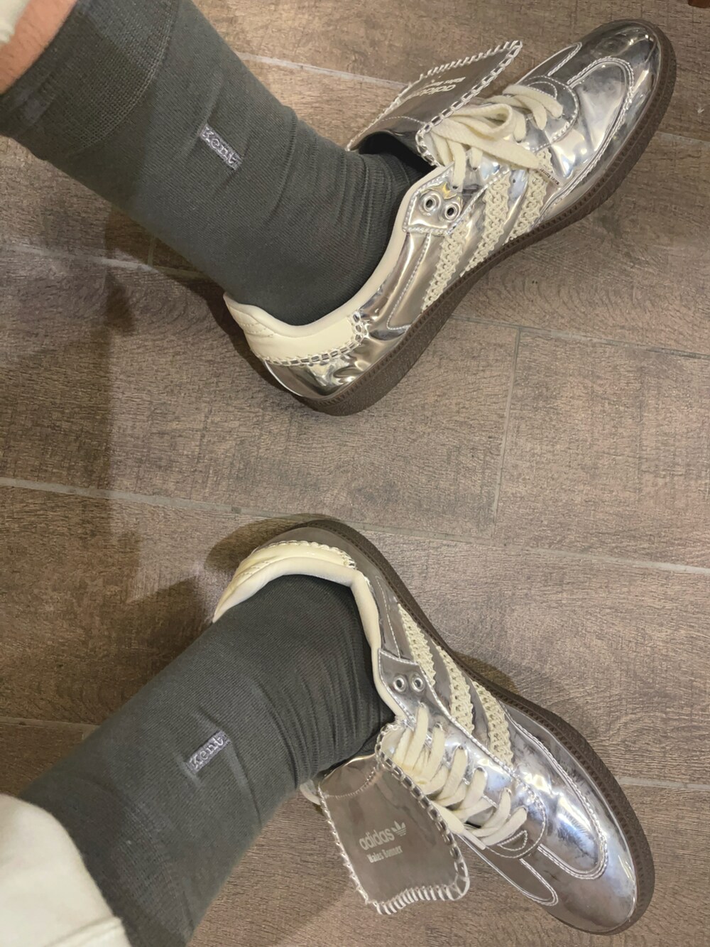 ホワイト系のスウェットパンツ、シルバー系のスニーカーを着用したメンズの秋コーディネートの5枚目の写真