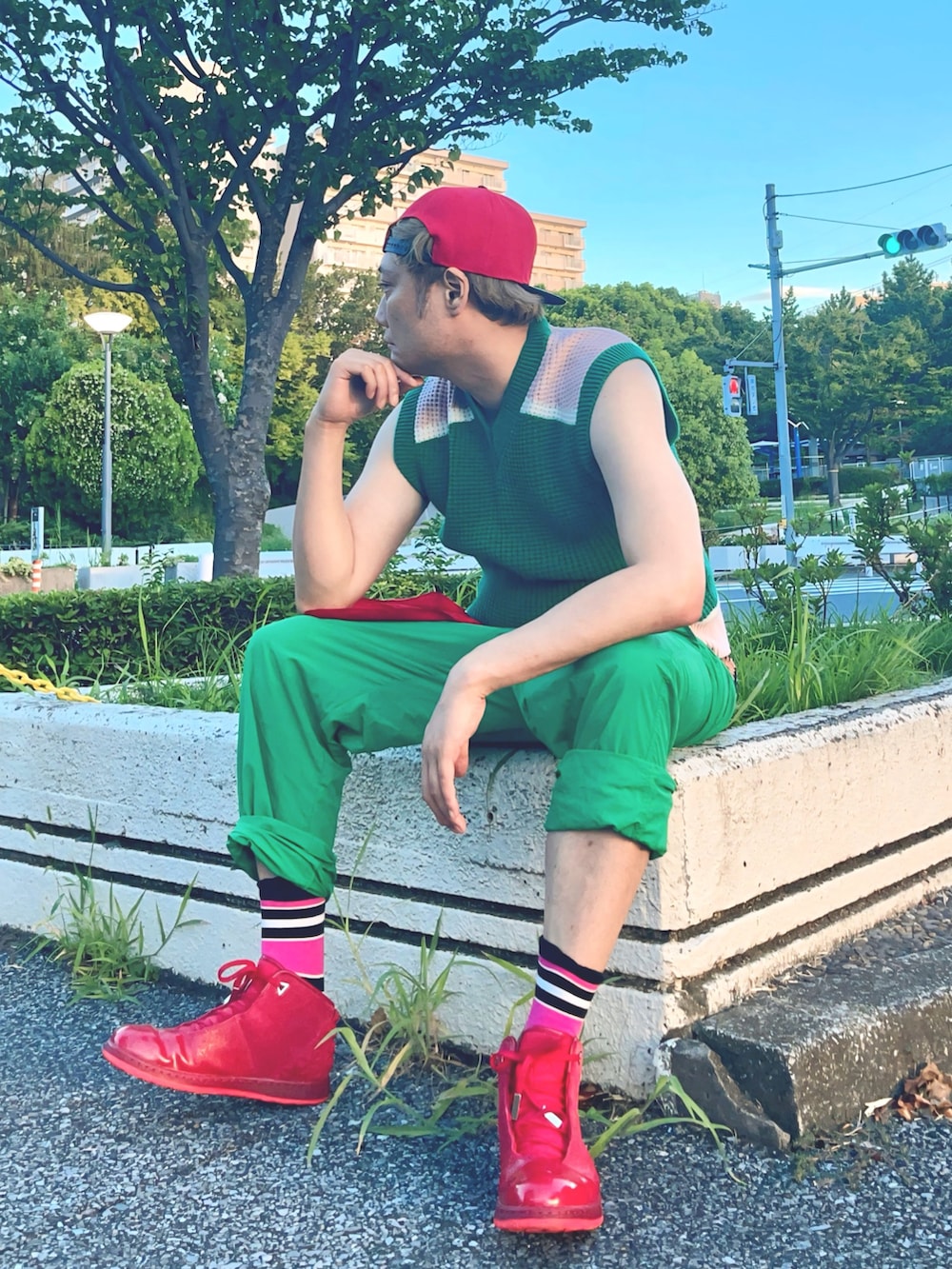 「秋服準備はじめました、古着MIX、ストリート、スニーカーコーデ、キャップ、ニット、ノースリーブ、スカーフ、イージーパンツ、ナイロンパンツ、スニーカー、人生ハードモード」｜「UNIQLOのアイテム（ベスト、グリーン系）」を使った、まっちゃんさん（骨格ナチュラル・メンズ・183cm）の夏コーディネートの3枚目の写真