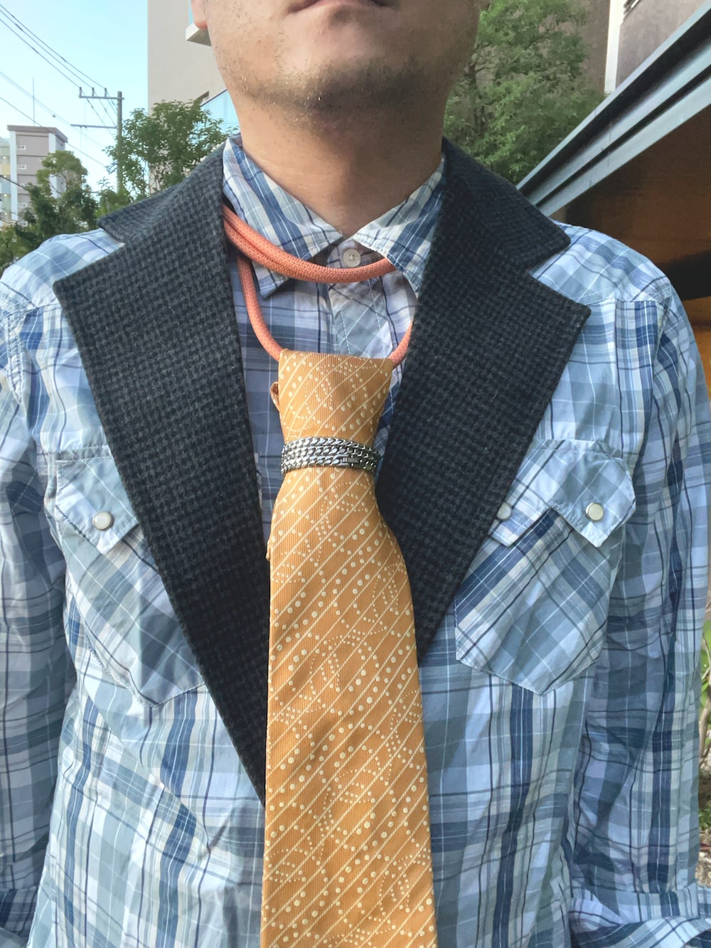 ブルー系のシャツ/ブラウス、イエロー系のネクタイ、ブラウン系のスニーカーを着用したメンズの秋コーディネートの4枚目の写真