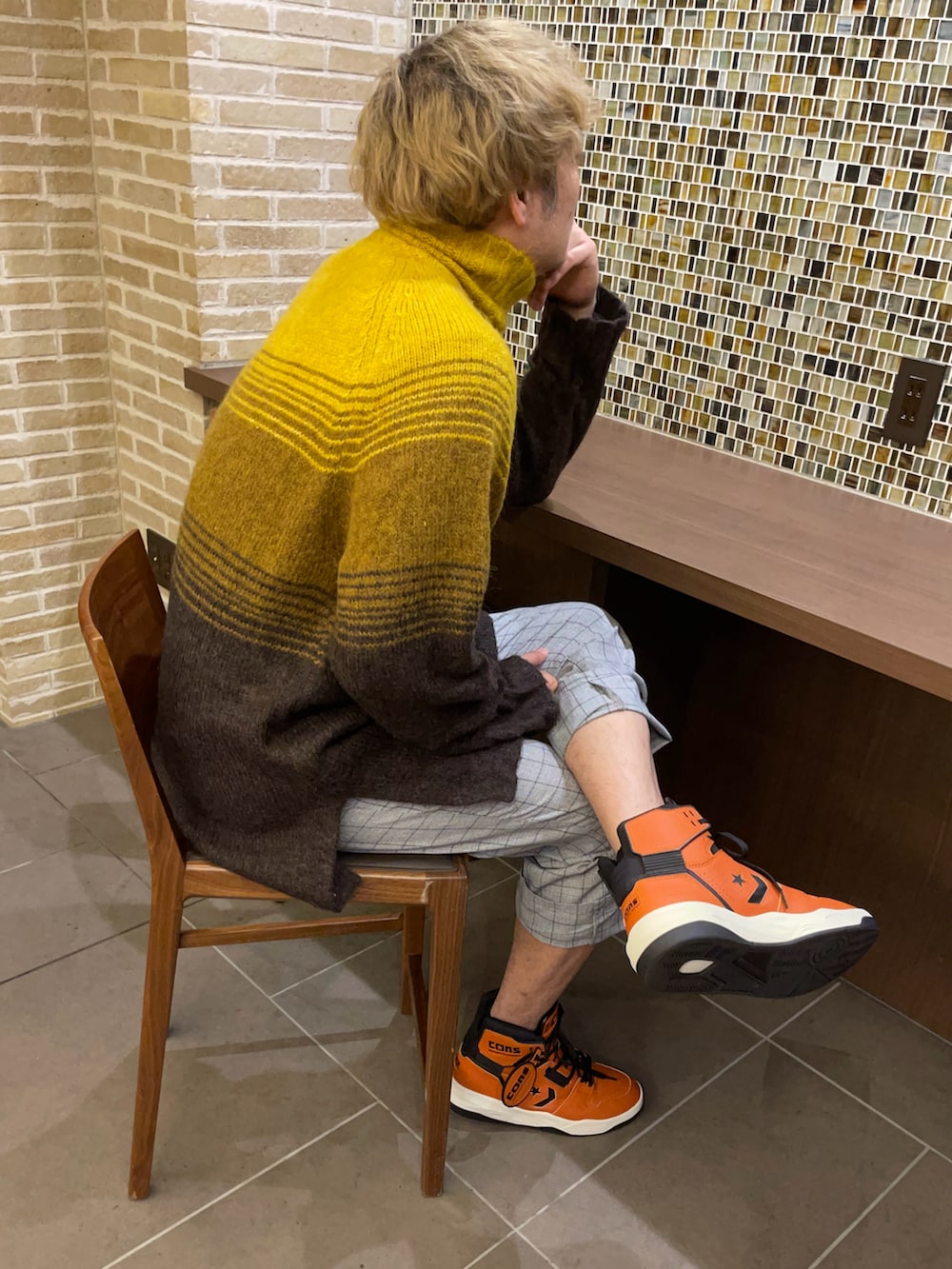「秋っぽコーデ更新中、キレイめカジュアル、大人カジュアル、ニット、スラックス、ﾊﾞｯｼｭ、コンバース、コンバース ハイカット、beautiful people、黄色、グラデーション、ストリート、きれいめストリート」｜「GUの47 YELLOW ユニセックス XXL（ニット/セーター、イエロー系）」を使った、まっちゃんさん（骨格ナチュラル・メンズ・183cm）の秋コーディネートの4枚目の写真