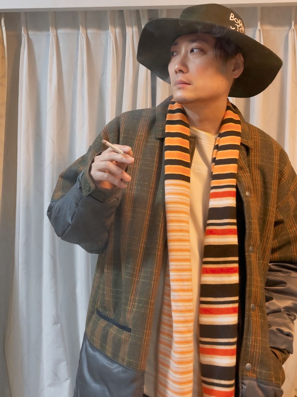 ブラック系のその他アウター、ブラック系のその他パンツ、グリーン系のレインシューズを着用したメンズの春コーディネートの2枚目の写真