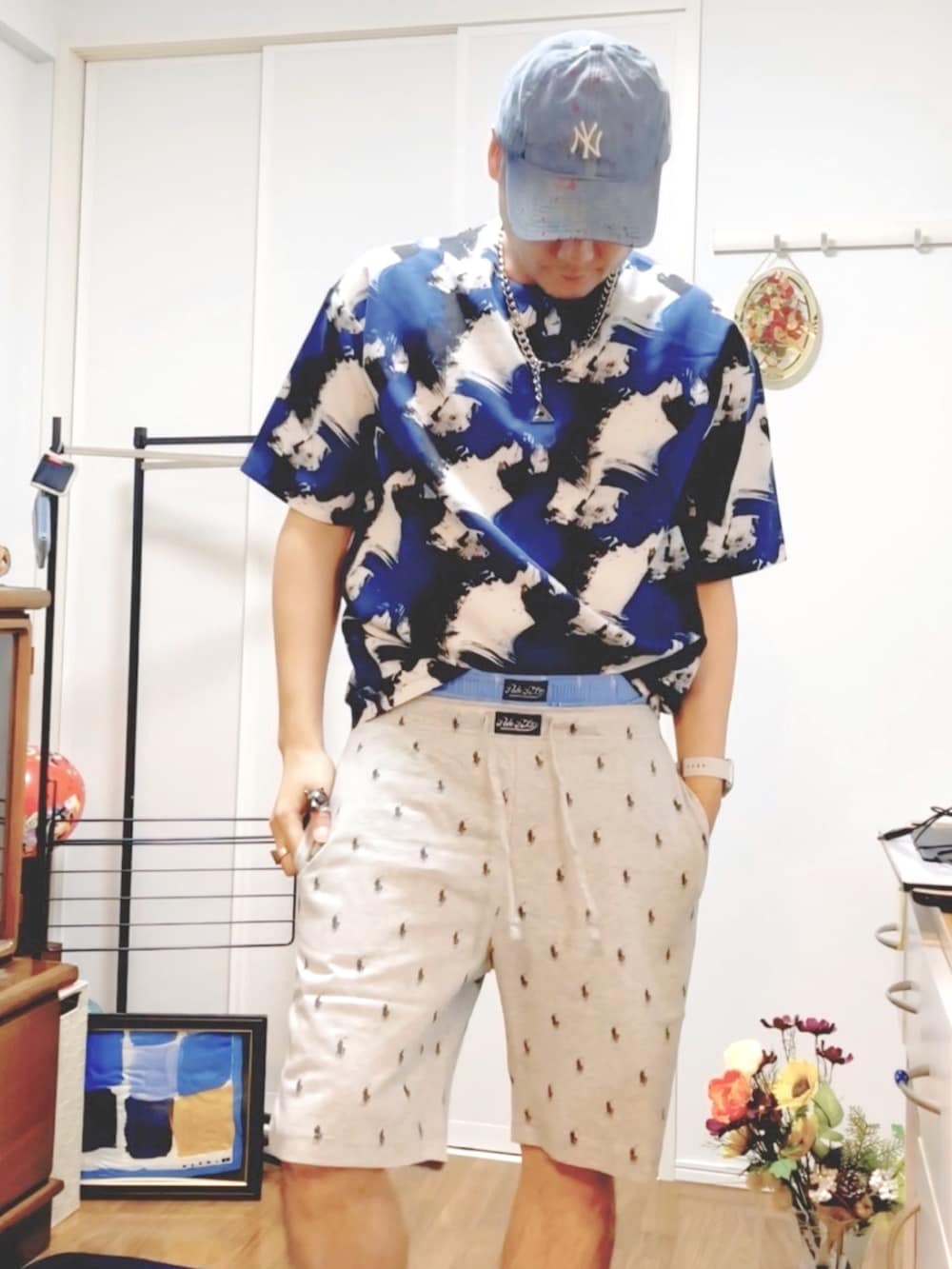 グレー系のその他パンツ、ブルー系のTシャツ/カットソー、ブラック系のモカシン/デッキシューズを着用したメンズの夏コーディネートの2枚目の写真