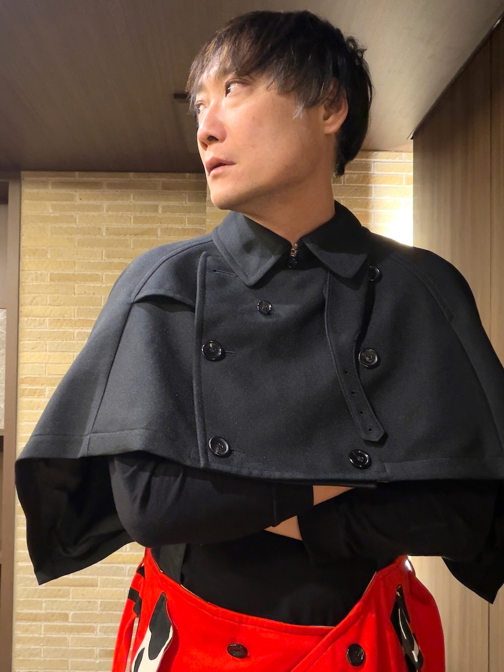 ブルー系のその他パンツ、ブラック系のドレスシューズ、ブラック系のジャケット/アウターを着用したメンズの冬コーディネートの4枚目の写真