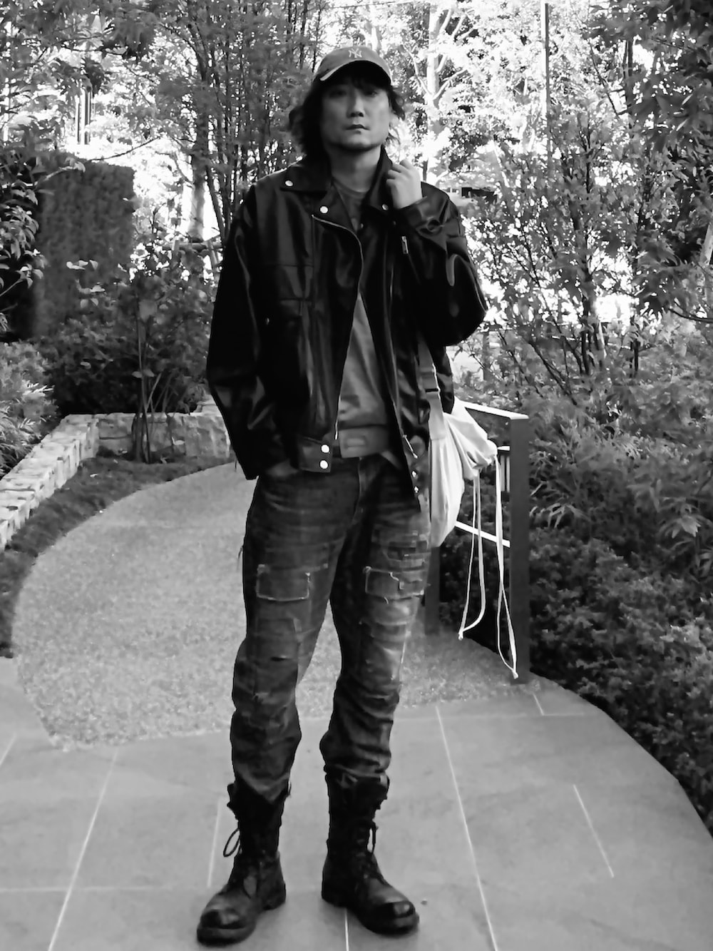 ブルー系のTシャツ/カットソー、ブラック系のライダースジャケット、ブラック系のデニムパンツを着用したメンズの秋コーディネートの5枚目の写真