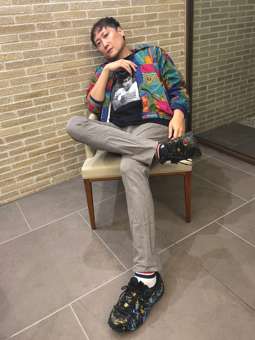 グレー系のチノパンツ、ブラック系のTシャツ/カットソー、その他のブルゾンを着用したメンズの夏コーディネートの2枚目の写真