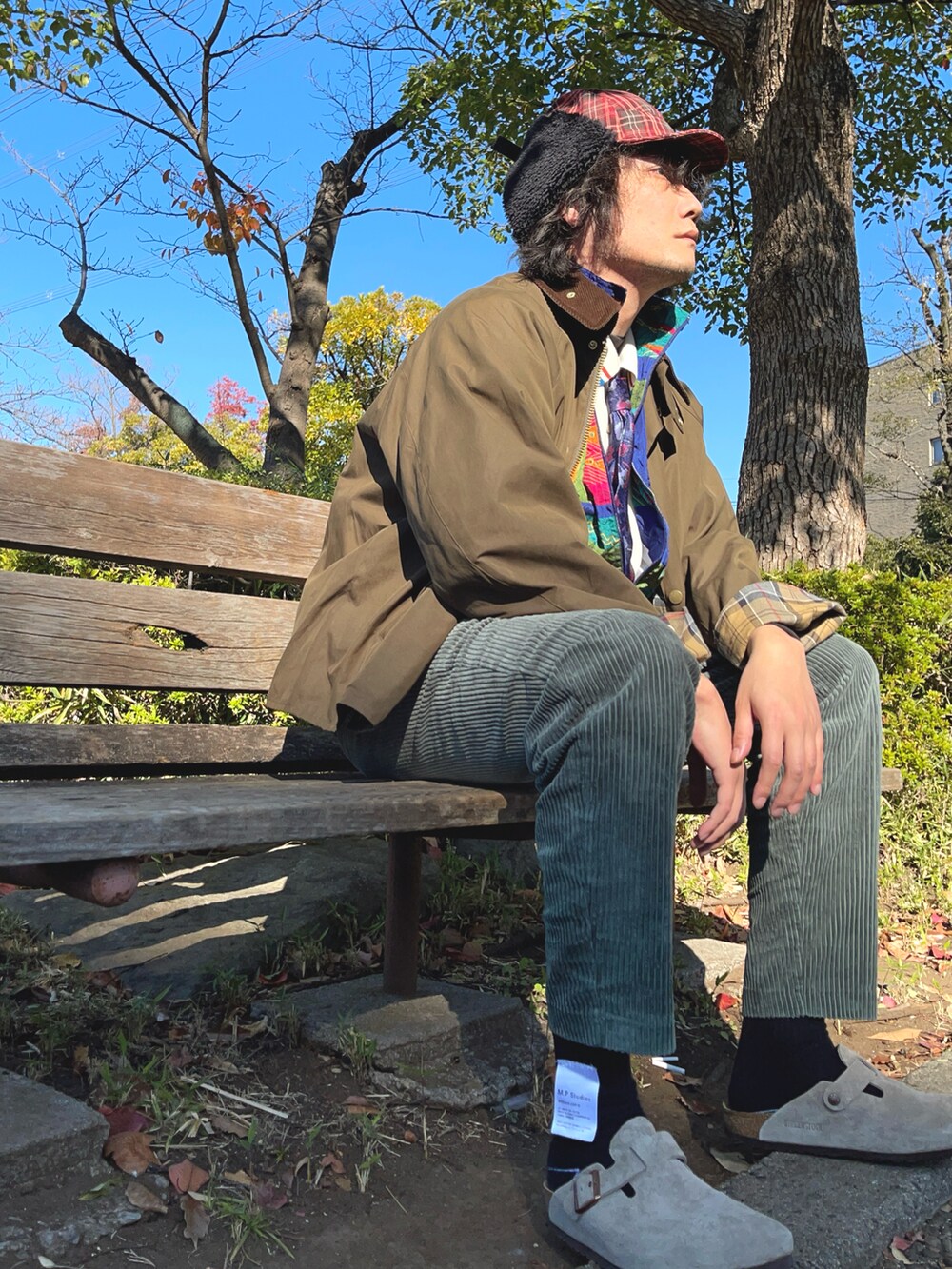 ブラック系のTシャツ/カットソー、ホワイト系のポロシャツ、その他のブルゾンを着用したメンズの冬コーディネートの5枚目の写真