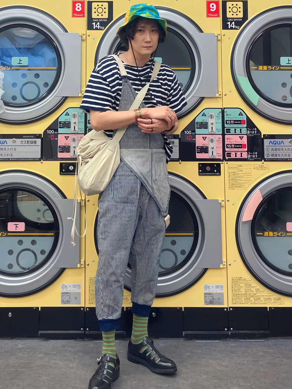 ブラック系のTシャツ/カットソー、ホワイト系のショルダーバッグ、グレー系のサロペット/オーバーオールを着用したメンズの夏コーディネートの4枚目の写真