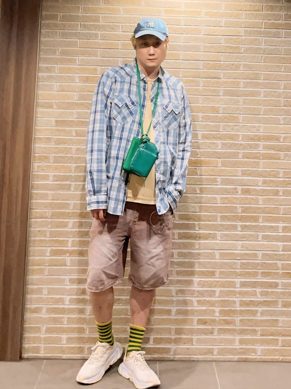 ブルー系のシャツ/ブラウス、ピンク系のデニムパンツ、ベージュ系のTシャツ/カットソーを着用したメンズの秋コーディネートの2枚目の写真