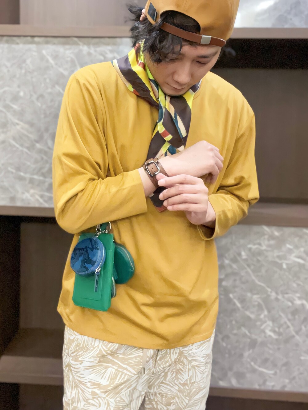 イエロー系のTシャツ/カットソー、その他のショルダーバッグ、グリーン系のショルダーバッグを着用したメンズの夏コーディネートの2枚目の写真