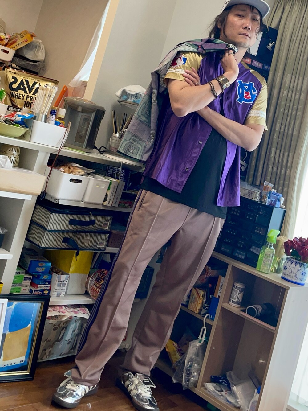 パープル系のシャツ/ブラウス、その他のその他パンツ、シルバー系のスニーカーを着用したメンズの冬コーディネートの2枚目の写真