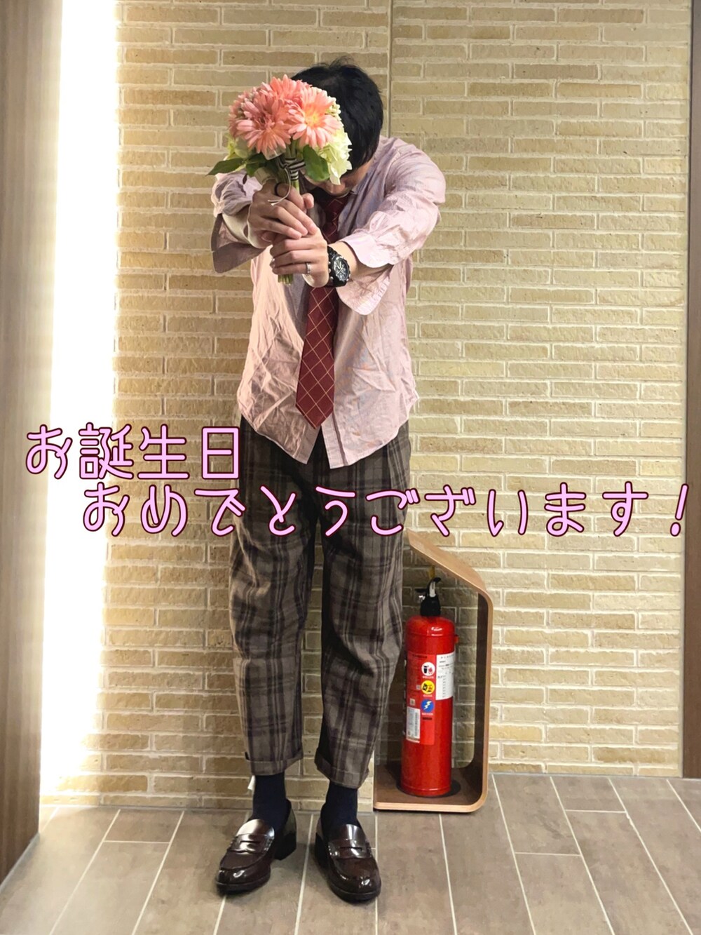 グレー系のセットアップ、ベージュ系のその他パンツ、ブラウン系のローファーを着用したメンズの春コーディネートの2枚目の写真