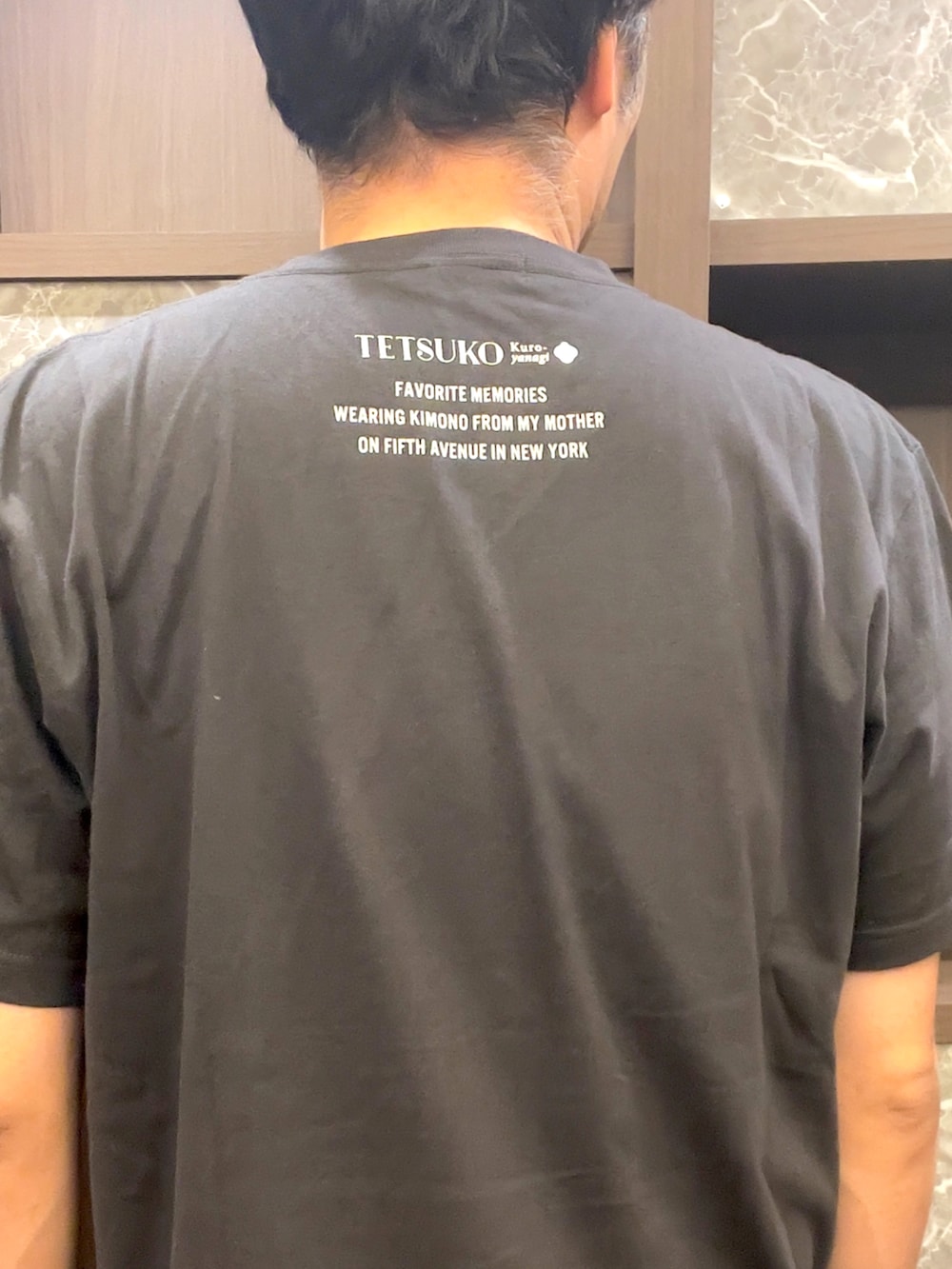 レッド系のその他パンツ、グリーン系のモッズコート、ブラック系のTシャツ/カットソーを着用したメンズの秋コーディネートの3枚目の写真