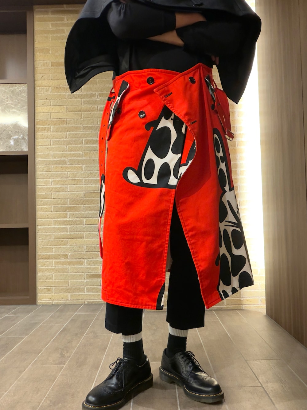 ブルー系のその他パンツ、ブラック系のドレスシューズ、ブラック系のジャケット/アウターを着用したメンズの冬コーディネートの5枚目の写真