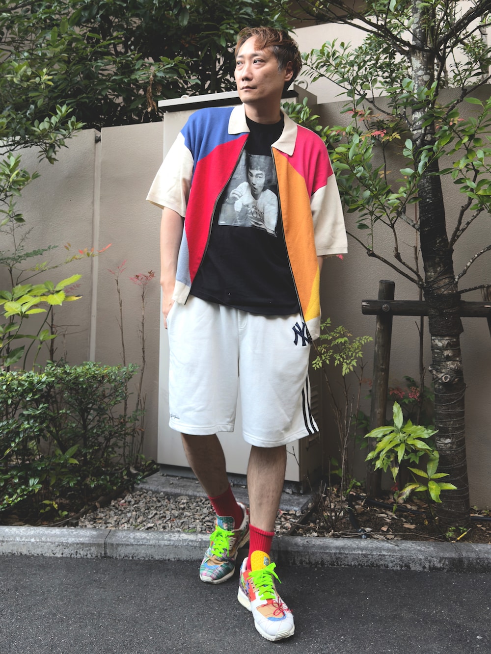 ホワイト系のセットアップ、ホワイト系のニット/セーター、ブラック系のTシャツ/カットソーを着用したメンズの夏コーディネートの4枚目の写真