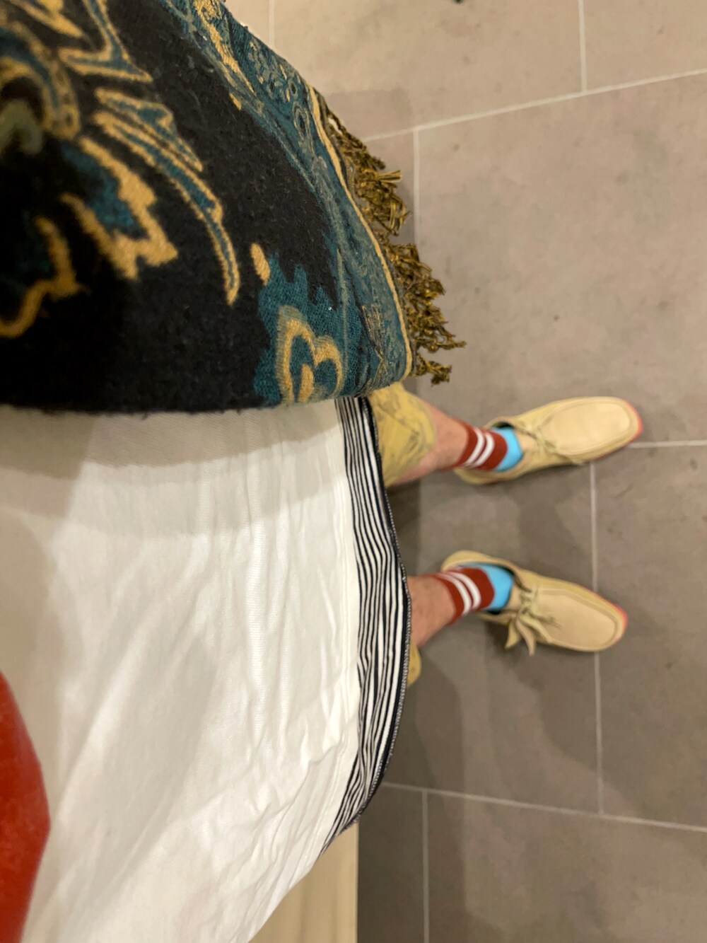 ホワイト系のTシャツ/カットソー、ブラウン系のパンツ、ベージュ系のその他シューズを着用したメンズの秋コーディネートの5枚目の写真