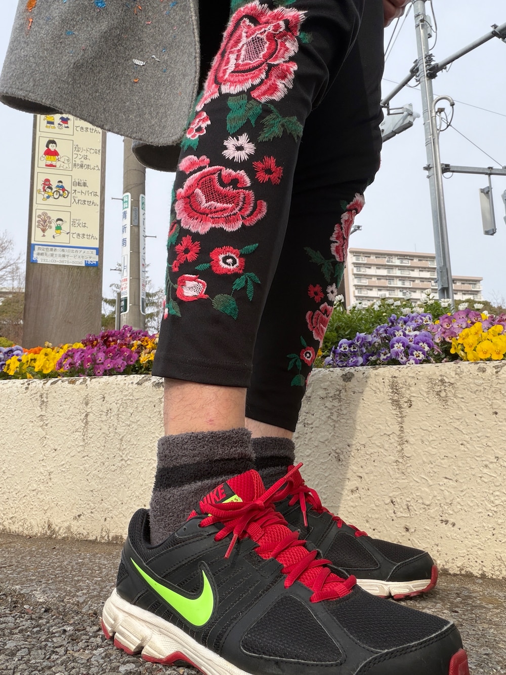 グレー系のスウェット、グレー系のチェスターコート、レッド系のシャツ/ブラウスを着用したメンズの春コーディネートの5枚目の写真