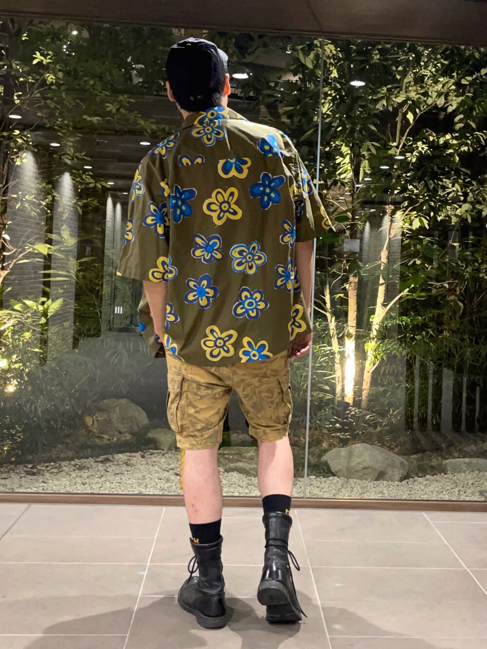 グリーン系のシャツ/ブラウス、ホワイト系のTシャツ/カットソー、ブラック系のブーツを着用したメンズの夏コーディネートの3枚目の写真