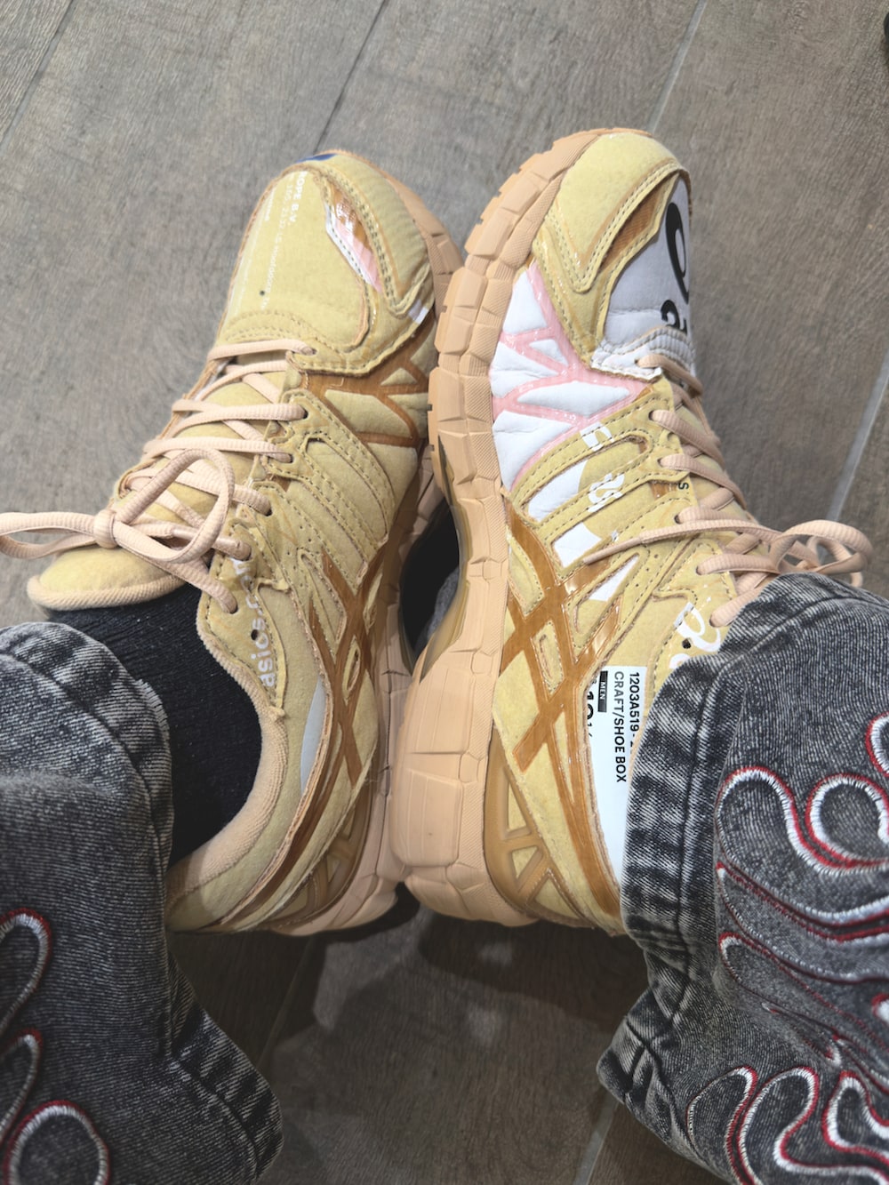 ブラック系のデニムパンツ、ブラック系のトップス、ブラウン系のベストを着用したメンズの冬コーディネートの3枚目の写真