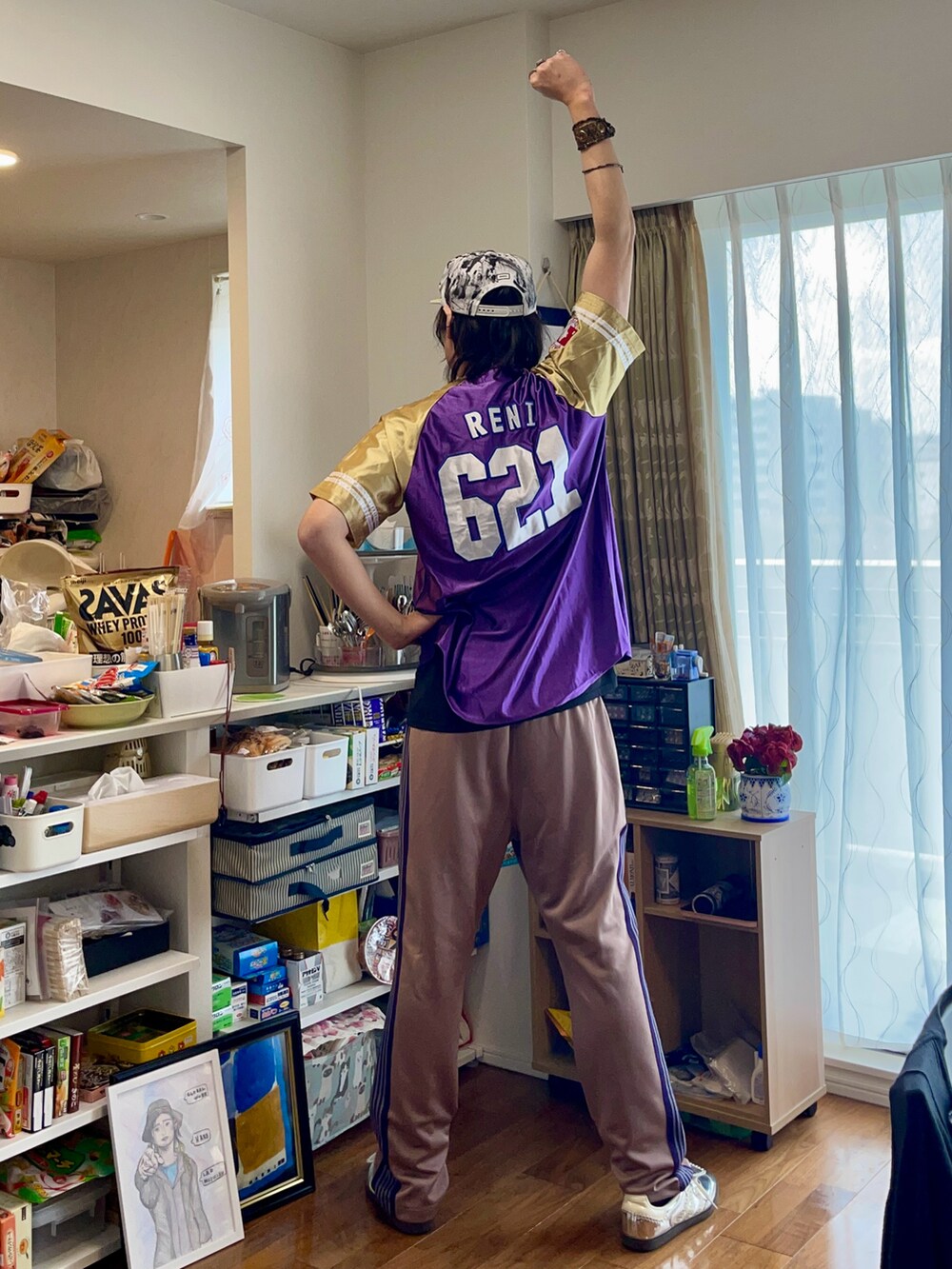 パープル系のシャツ/ブラウス、その他のその他パンツ、シルバー系のスニーカーを着用したメンズの冬コーディネートの3枚目の写真