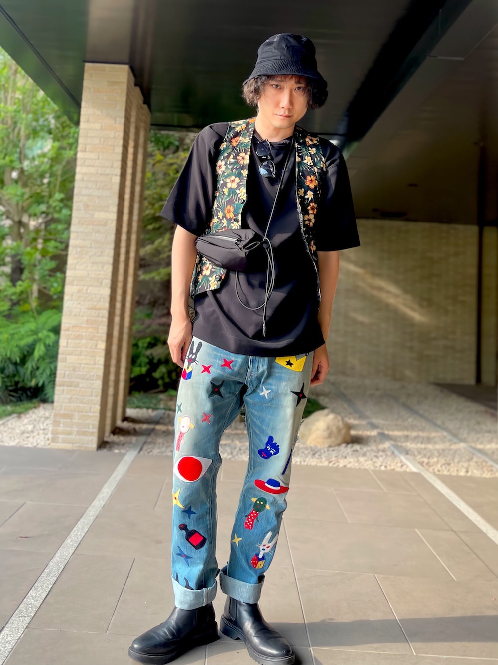 「オトナカジュアル、ブーツ、夏コーデ、バケットハット、デニム、ベスト、ジレ、ミニバッグ、お出かけコーデ、ストリート、花柄、ボタニカル柄、まっちゃんの服あげます」|「WEGOの∴WEGO/Dlome バケットハット(ハット、ブラック系)」を使った、まっちゃんさん(骨格ナチュラル・メンズ・183cm)の夏コーディネートの4枚目の写真