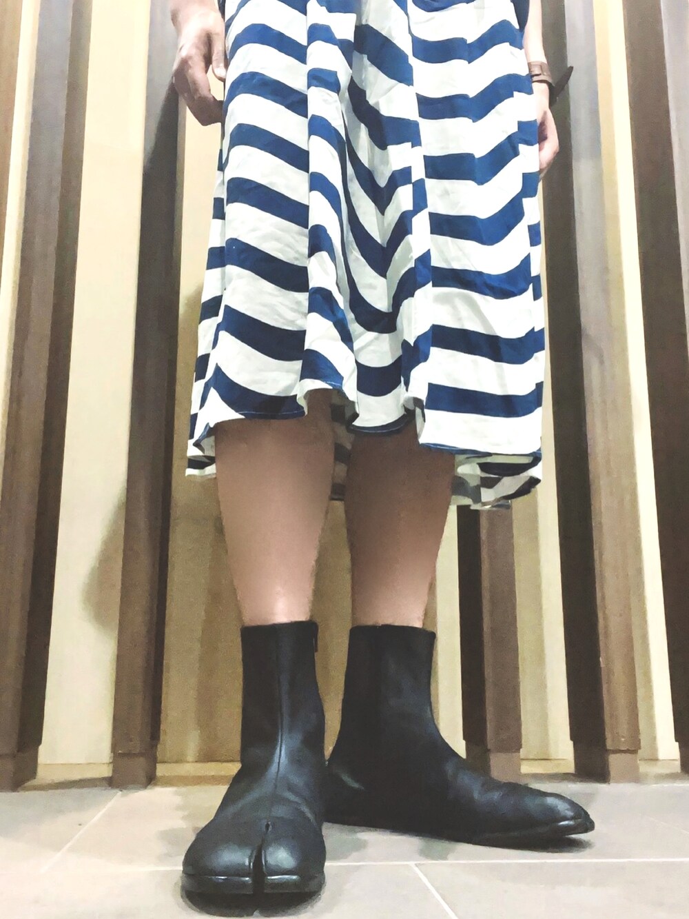 ブルー系のTシャツ/カットソー、ブルー系のスカート、ブラック系のドレスシューズを着用したメンズの夏コーディネートの5枚目の写真