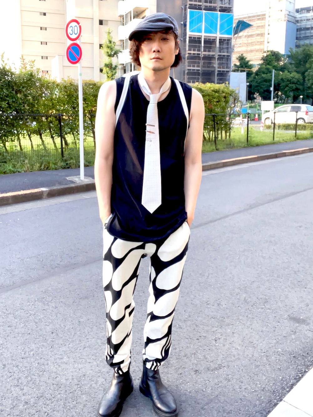 ホワイト系のタンクトップ、ホワイト系のネクタイ、レッド系のネクタイピンを着用したメンズの夏コーディネートの4枚目の写真