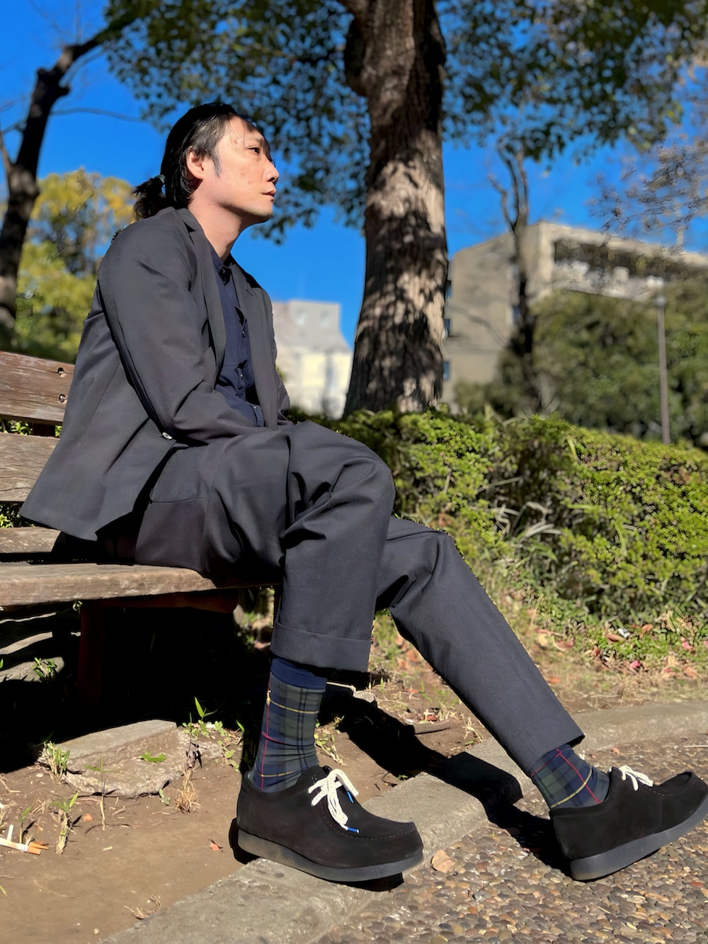 ブルー系のシャツ/ブラウス、グレー系のセットアップ、グレー系のスラックスを着用したメンズの冬コーディネートの5枚目の写真